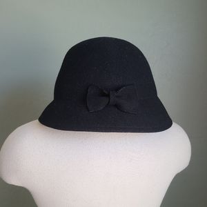 Vintage Style 20s 30s Black Felt Wool Hat Bow Accent